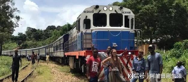 我国投资十亿帮该国免费修铁路现状却让国人心寒铁轨当废铁卖(图6)