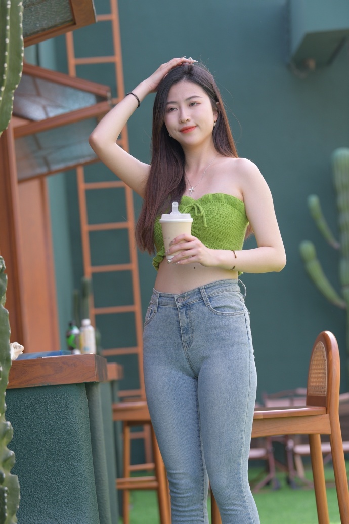 美女扒开尿孔里面灌啤酒视频(图1)