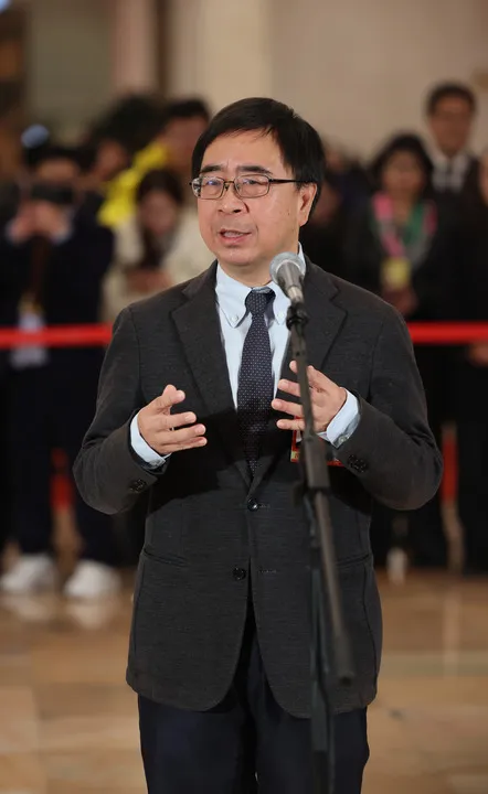 【两会里的科大声音】亮相“委员通道”潘建伟委员：让量子科技更好服务新质生产力培育、赋能经济社会高质量发展(图1)