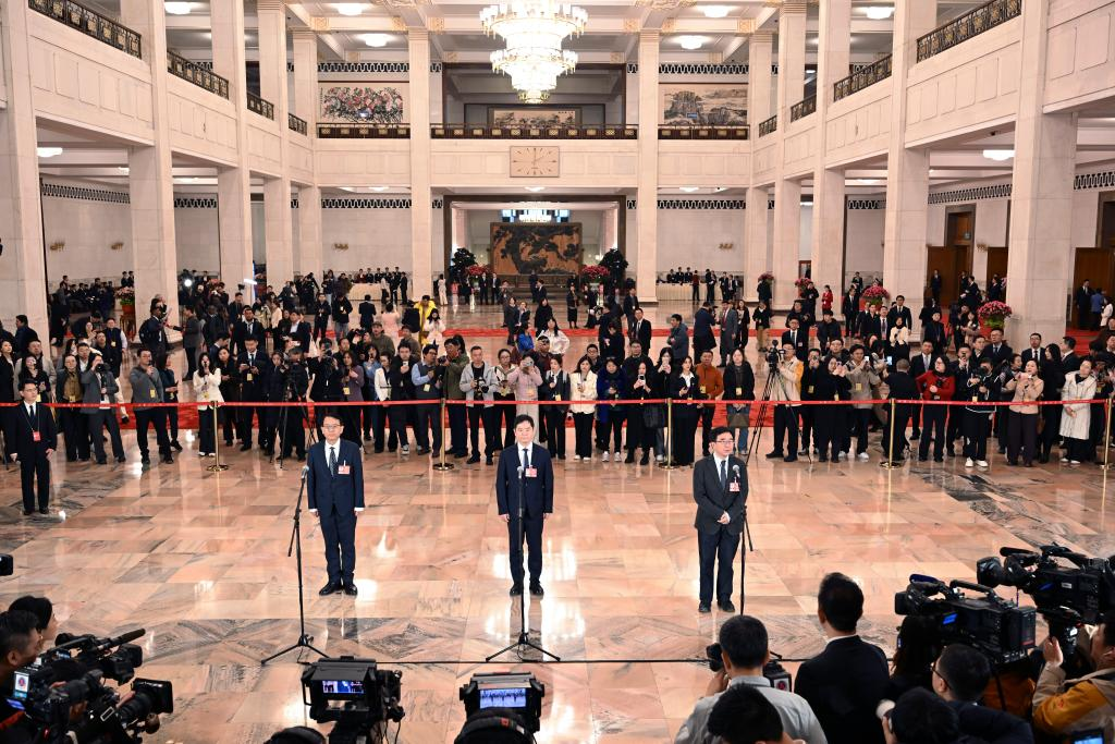 【安徽日报客户端】“量子之光”闪耀委员通道——潘建伟亮相全国政协十四届四次会议首场“委员通道”(图2)