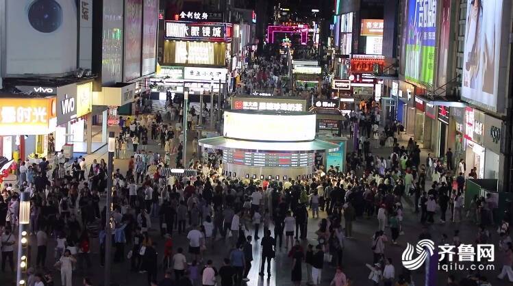 “青岛啤酒交易所”排队打啤酒 消费新场景火出圈(图1)