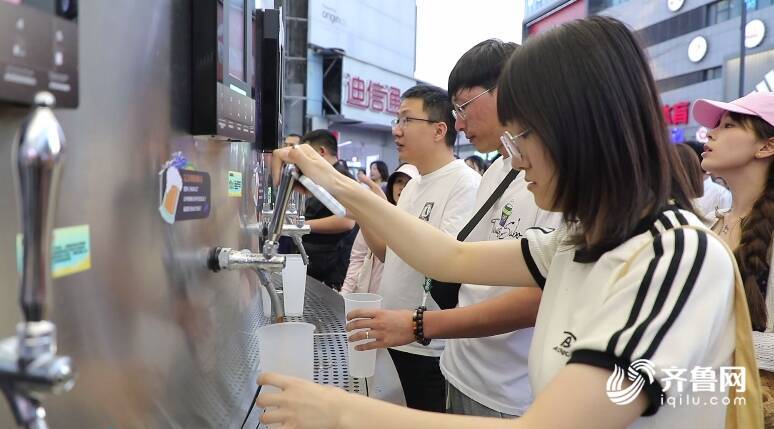“青岛啤酒交易所”排队打啤酒 消费新场景火出圈(图4)