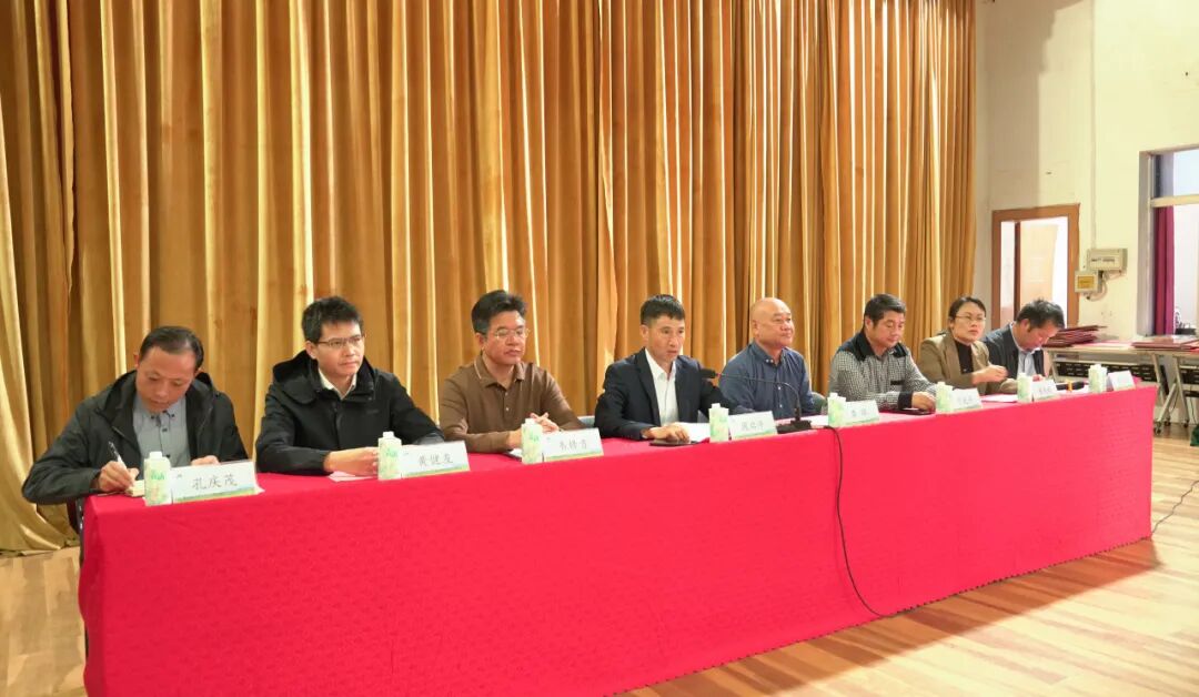 糖料蔗机收三年攻坚 广西凤糖吹响新榨季机收“冲锋号”(图1)