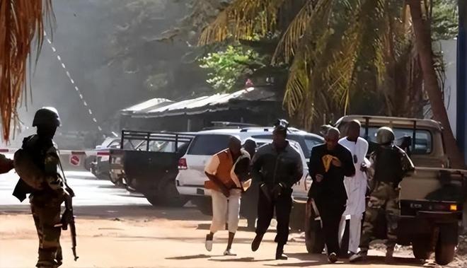 绝境生机马里首都恐怖分子围城数百辆中国火炮装甲车惊现战场(图8)