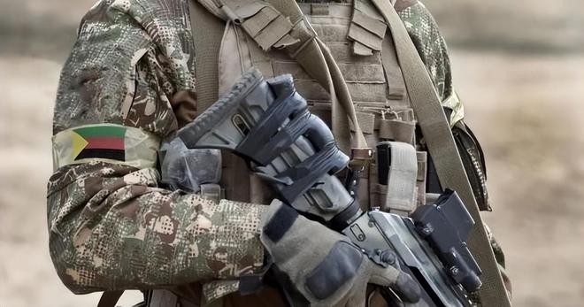 绝境生机马里首都恐怖分子围城数百辆中国火炮装甲车惊现战场(图6)