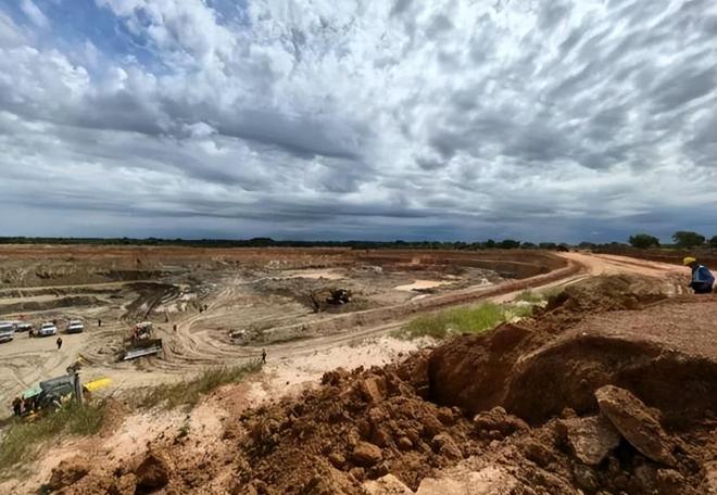 绝境生机马里首都恐怖分子围城数百辆中国火炮装甲车惊现战场(图14)