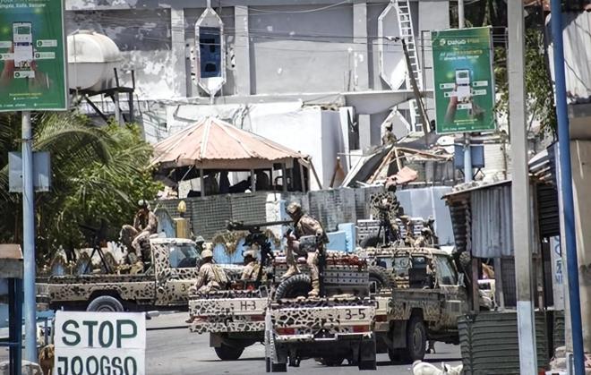 绝境生机马里首都恐怖分子围城数百辆中国火炮装甲车惊现战场(图1)