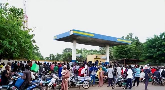 绝境生机马里首都恐怖分子围城数百辆中国火炮装甲车惊现战场(图10)