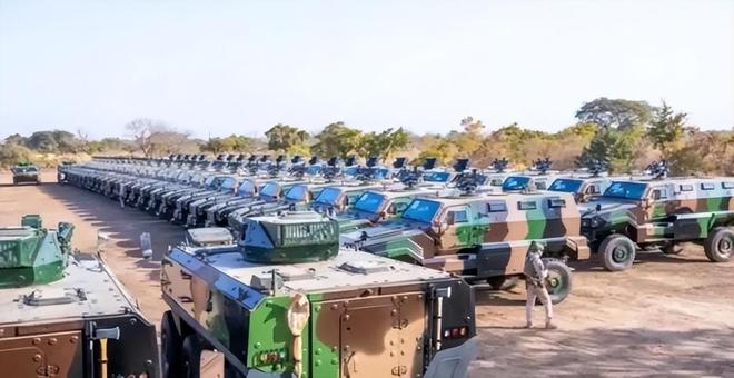 绝境生机马里首都恐怖分子围城数百辆中国火炮装甲车惊现战场(图11)