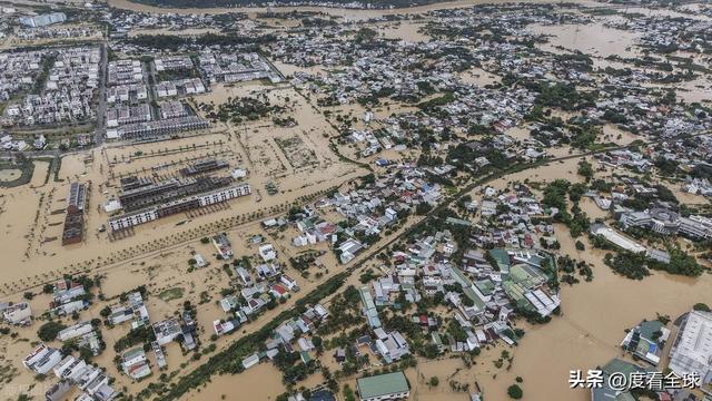 千年古城变泽国！越南暴雨致 41 死百万民众盼救援破局(图11)