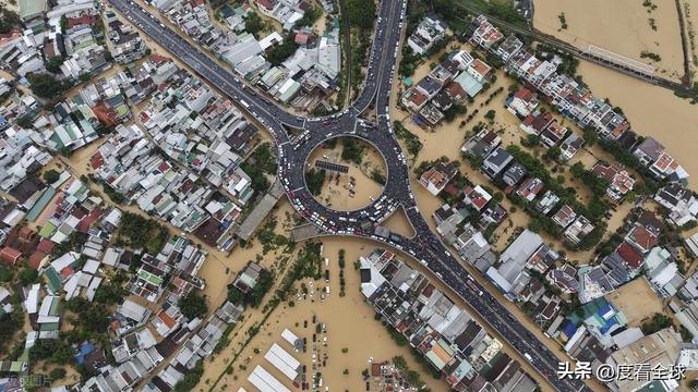 千年古城变泽国！越南暴雨致 41 死百万民众盼救援破局(图13)