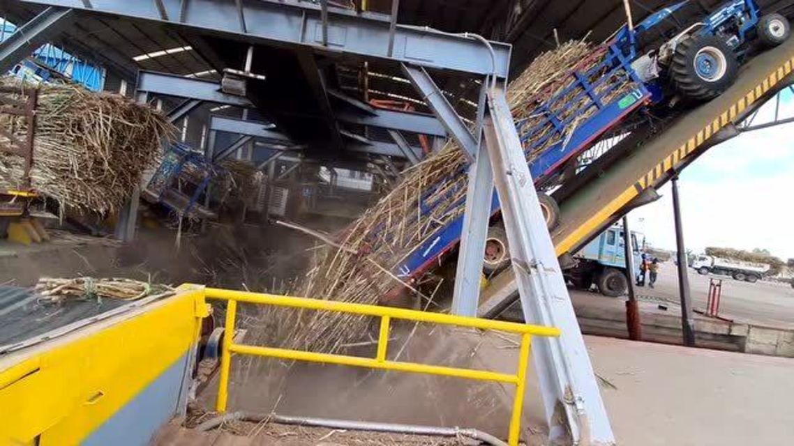 数百辆货车涌进全网最暖糖厂：“来者不拒为司机提供三餐！”(图1)